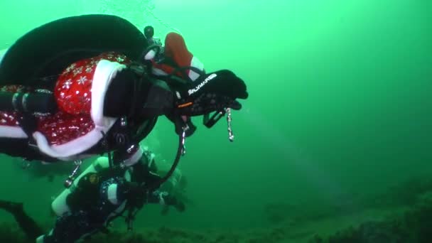 Geniale flitsmeute: duikers vieren Nieuwjaar onder water. — Stockvideo