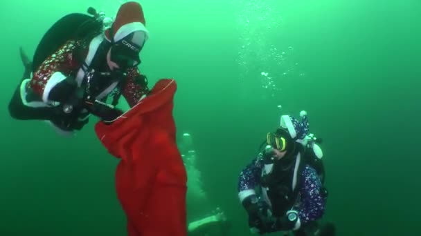 Exzentrischer Flashmob: Taucher feiern Neujahr unter Wasser. — Stockvideo