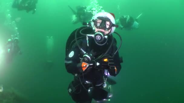 Taucher scherzen: Neujahr unter Wasser feiern. — Stockvideo