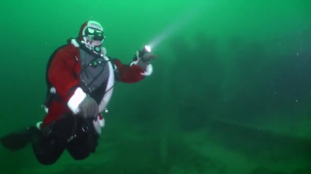 Παράξενος όχλος λάμψης: δύτες γιορτάζουν το νέο έτος κάτω από το νερό. — Αρχείο Βίντεο