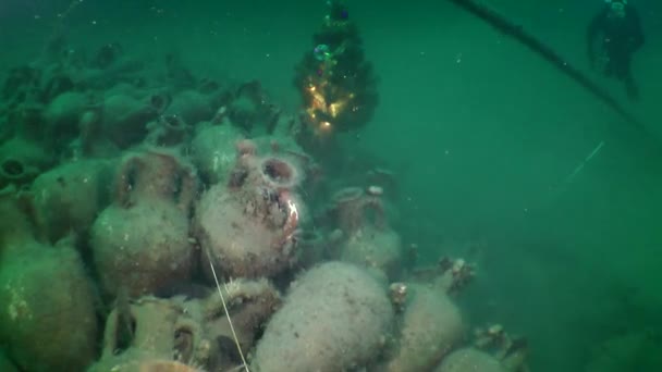 Arkeologiska dykare firar nyår under vattnet. — Stockvideo