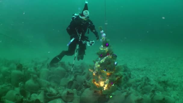 Αρχαιολογικοί δύτες γιορτάζουν το νέο έτος κάτω από το νερό. — Αρχείο Βίντεο