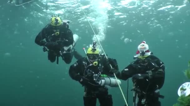 Archeologische duikers vieren Nieuwjaar onderwater. — Stockvideo