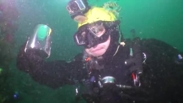 Водолазы отмечают Новый год под водой . — стоковое видео