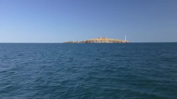 Lenta aproximación a la isla entre el mar abierto. — Vídeos de Stock