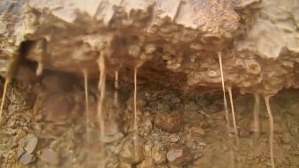 Forme forti di pioggia argilla scorre sulle rocce . — Video Stock