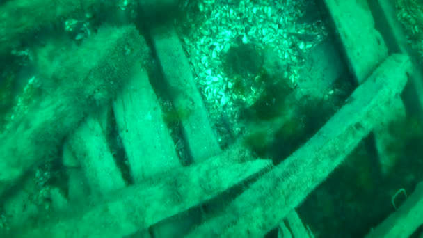 Podwodna archeologia: ramy drewnianego statku żeglarskiego. — Wideo stockowe