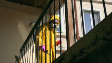 COVID 19 karantinası sırasında dezenfeksiyon.