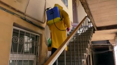 COVID 19 karantinası sırasında dezenfeksiyon.