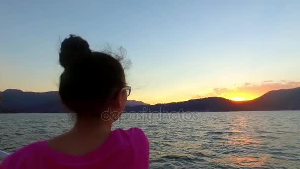 Nina en yate observando lago de Valle de Bravo — Stok Video