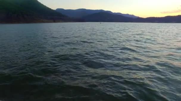 Corriente en el lago de Valle de Bravo — Vídeo de stock