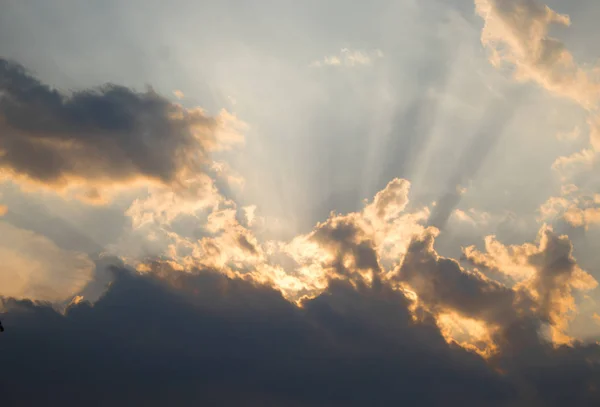 Nubes tapando el sol