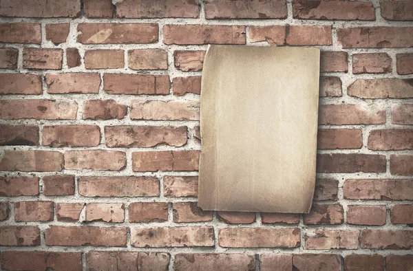Tuğla Duvarda Eski Bir Kağıt Parçası — Stok fotoğraf