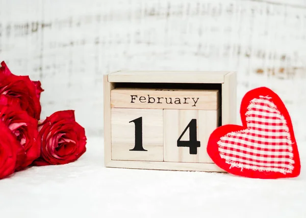 红色玫瑰的花束和2月14日的数据在木制日历上的白色背景 情人节快乐 2月14日 复制空间 问候卡 爱情的概念 — 图库照片