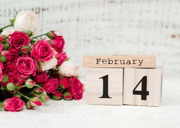 Boeket Van Rode Rozen Gegevens Februari Houten Kalender Witte Achtergrond — Stockfoto