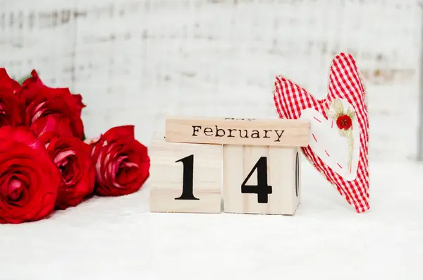 Vörös Rózsa Csokor Február Adatok Naptár Fehér Háttér Boldog Valentin — Stock Fotó