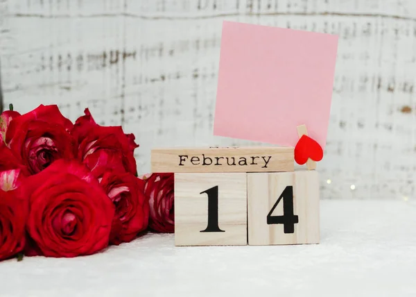 Vörös Rózsa Csokor Február Adatok Naptár Fehér Háttér Boldog Valentin — Stock Fotó