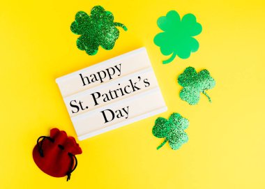 Aziz Patrick Günü konsepti. Yonca ve leprikon şapka.