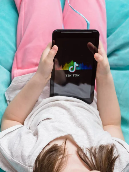 Chernigov, Ukrayna, 21 Şubat 2020. Tablet, ekranda Tik Tok simgesi olan çocukların elinde. Tablet asus ekranında Tik Tok uygulama simgesi. Tik tok uygulaması.
