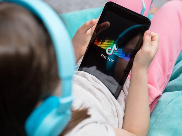 Chernigov, Ukrayna, 21 Şubat 2020. Tablet, ekranda Tik Tok simgesi olan çocukların elinde. Tablet asus ekranında Tik Tok uygulama simgesi. Tik tok uygulaması.
