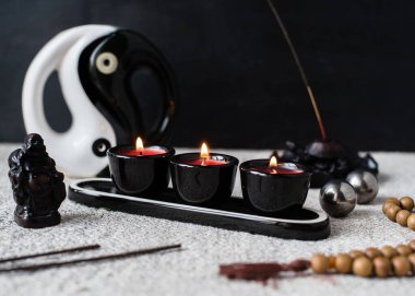 aromaterapi ve feng shui konsepti. Yin yang sembollü Aroma lambası, mumlar, aroma çubukları, tespih ve çiçek beton bir tencerede. Budizm, meditasyon, bazi, zen