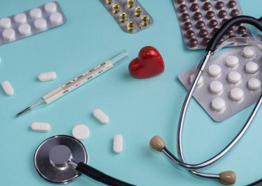 Tıbbi ilaçlar, steteskop ve bir bardak su. Tıp konsepti