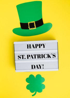 Aziz Patrick Günü konsepti. Yonca mavi arka planda ayrılıyor.