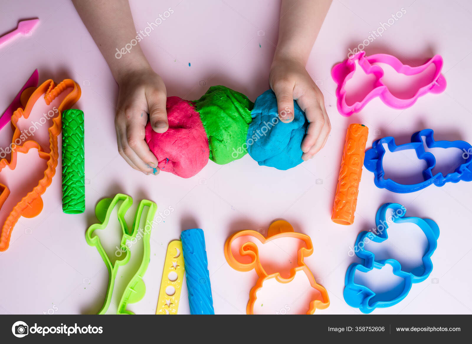 Manos Niño Jugando Con Arcilla Colorida Plastilina Casera