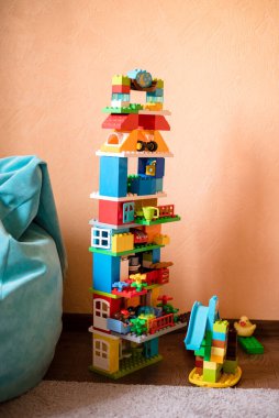 Anaokulu kızı lego duplo ile oynuyor. Renkli lego blokları. Yakın plan. Ukrayna, Chernigov, Mart 2020