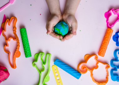 Çocuk elleri renkli kille oynuyor. Ev yapımı plastik. Plastiksin. Hamur oyna. Kil kalıbı yapan kız. Ev yapımı kil.