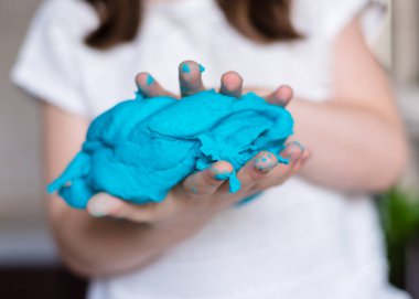 Çocuk elleri renkli kille oynuyor. Ev yapımı plastik. Plastiksin. Hamur oyna. Kil kalıbı yapan kız. Ev yapımı kil.