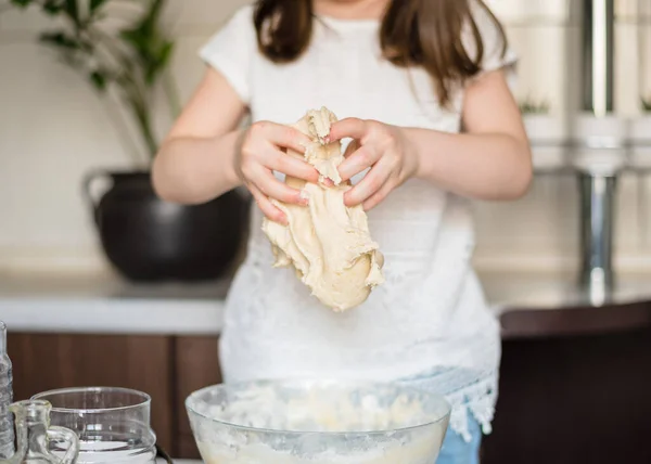 Una Niña Preescolar Prepara Plastilina Casera Partir Harina Sal Aceite — Foto de Stock