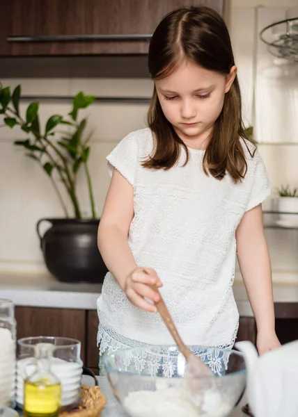 Una Niña Preescolar Prepara Plastilina Casera Partir Harina Sal Aceite — Foto de Stock