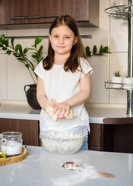 Una Niña Preescolar Prepara Plastilina Casera Partir Harina Sal Aceite — Foto de Stock