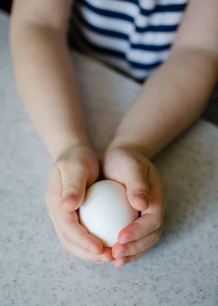 Concepto Pascua Prepárate Para Pascua Niña Está Pintando Huevos Para —  Fotos de Stock