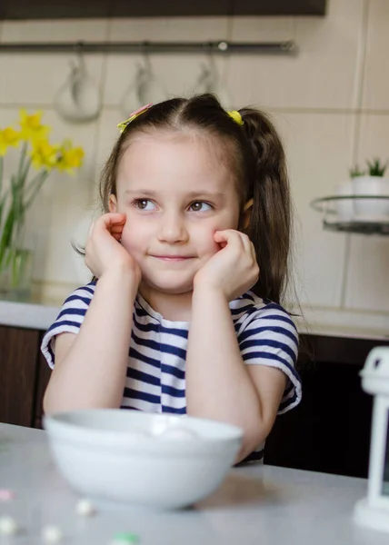 Concepto Pascua Niña Linda Feliz Están Preparando Los Pasteles Pascua —  Fotos de Stock