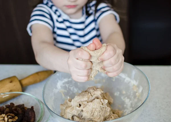 Concepto Pascua Niña Linda Feliz Están Preparando Los Pasteles Pascua — Foto de Stock