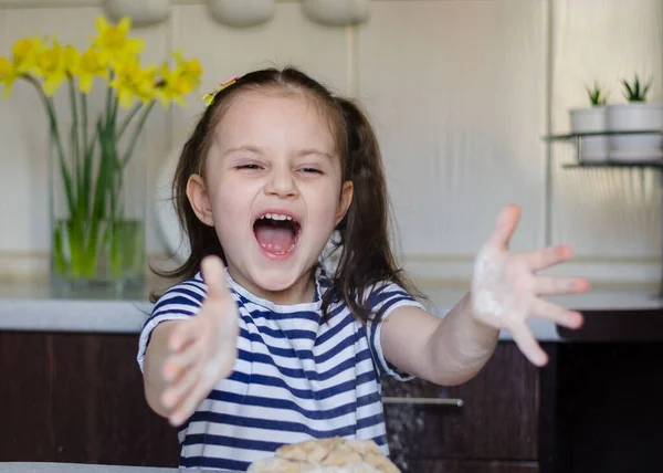 Concepto Pascua Niña Linda Feliz Están Preparando Los Pasteles Pascua —  Fotos de Stock