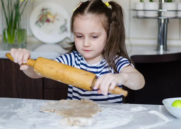 Concepto Pascua Niña Linda Feliz Están Preparando Los Pasteles Pascua — Foto de Stock