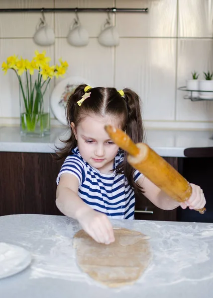 Concepto Pascua Niña Linda Feliz Están Preparando Los Pasteles Pascua — Foto de Stock