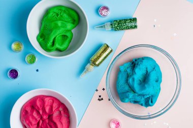 Ev yapımı plasticin, plasticin, simli renkli bir arka planda hamur oyunu. Kil ya da balçık kalıbı. Ev yapımı kil.