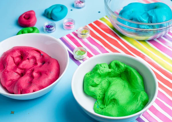 Ev yapımı plasticin, plasticin, simli renkli bir arka planda hamur oyunu. Kil ya da balçık kalıbı. Ev yapımı kil.