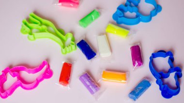 Masada renkli plastikler var. Ev yapımı kil. Hamur oyna. 