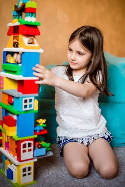 Çocuk yemek yerken bir kobayla oynaşıyor. Kobay buzdağı salatası yiyor.