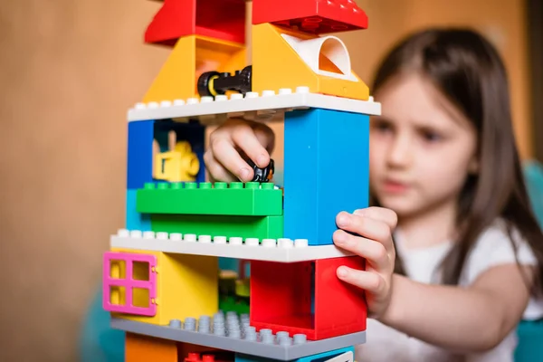 Anaokulu kızı lego duplo ile oynuyor. Renkli lego blokları. Yakın plan.. 