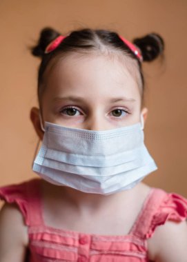 Koronavirüse karşı koruyucu maske takan çocuk. Maskeli çocuk.