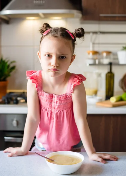 Rapariga Não Está Feliz Com Jantar Menina Não Quer Comer — Fotografia de Stock