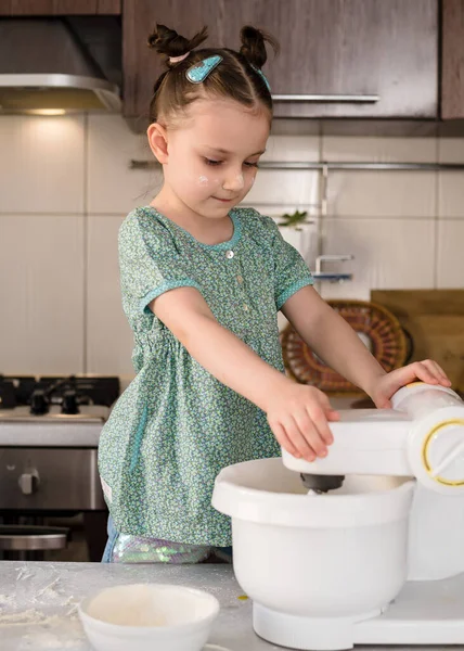 Muchacha Linda Divertida Preparando Masa Cocina Niño Hornea Galletas Cocina — Foto de Stock