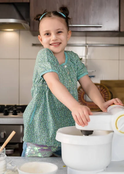 Muchacha Linda Divertida Preparando Masa Cocina Niño Hornea Galletas Cocina — Foto de Stock