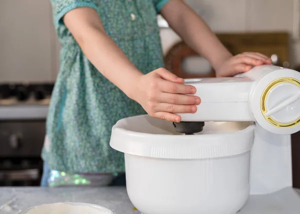 Muchacha Linda Divertida Preparando Masa Cocina Niño Hornea Galletas Cocina — Foto de Stock